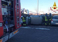 La Guida - Auto rovesciata su un fianco a Boves, donna ferita lievemente