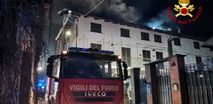 In fiamme il tetto di un’abitazione a Sommariva Bosco La Guida - In fiamme il tetto di un’abitazione a Sommariva Bosco