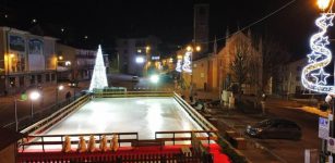 La Guida - Nuova pista di pattinaggio in funzione nella piazza centrale di Sampeyre