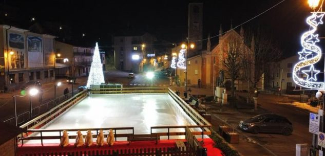 La Guida - Nuova pista di pattinaggio in funzione nella piazza centrale di Sampeyre