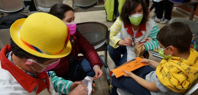 La Guida - Clown in ospedale per le vaccinazioni pediatriche