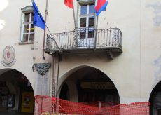 La Guida - Dronero, un camion danneggia il balcone del municipio