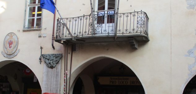 La Guida - Dronero, un camion danneggia il balcone del municipio