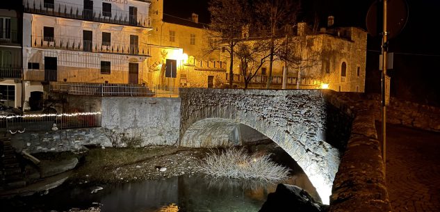 La Guida - Opera d’arte nel torrente Grana, un gioco di luce e natura