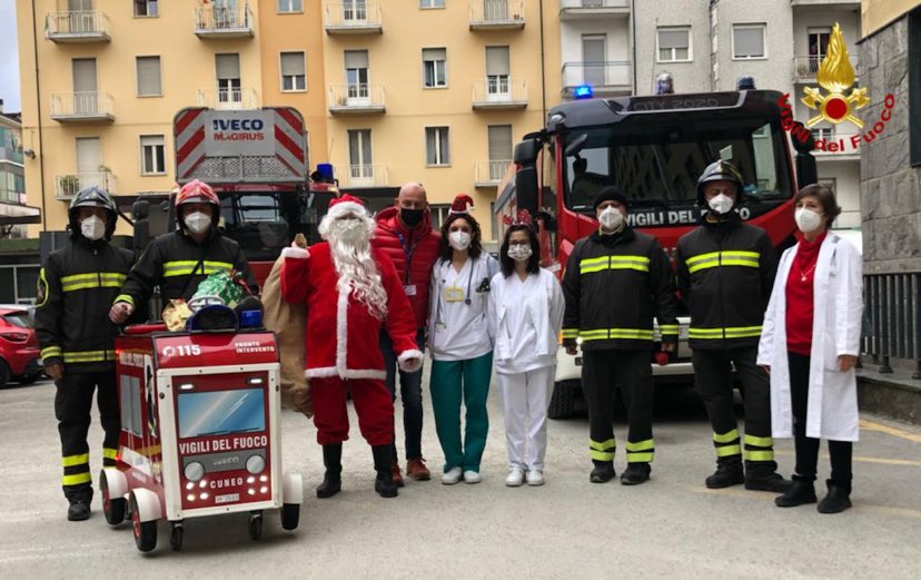 I vigili del fuoco di Cuneo portano i regali Abio ai bimbi ricoverati
