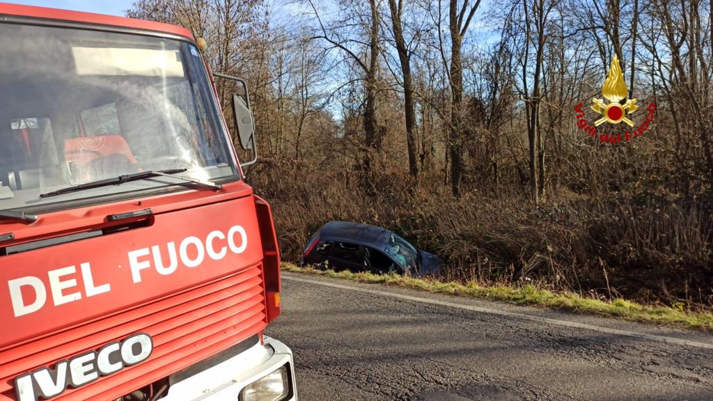 Auto fuori strada a San Biagio di Mondovì