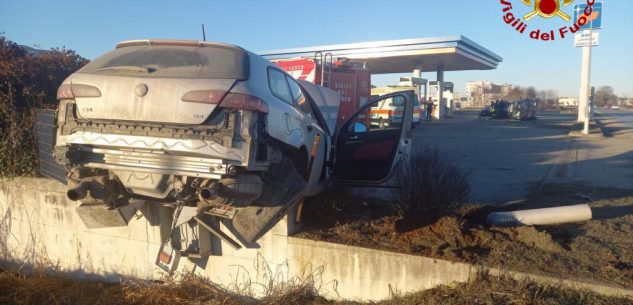 La Guida - Scontro tra due auto, finisce contro il muro di cinta di un distributore