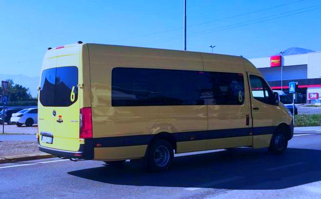 Un’auto pirata sperona scuolabus a Busca