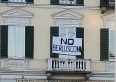 La Guida - “No Berlusconi”, due striscioni sui balconi in corso Nizza e piazza Galimberti