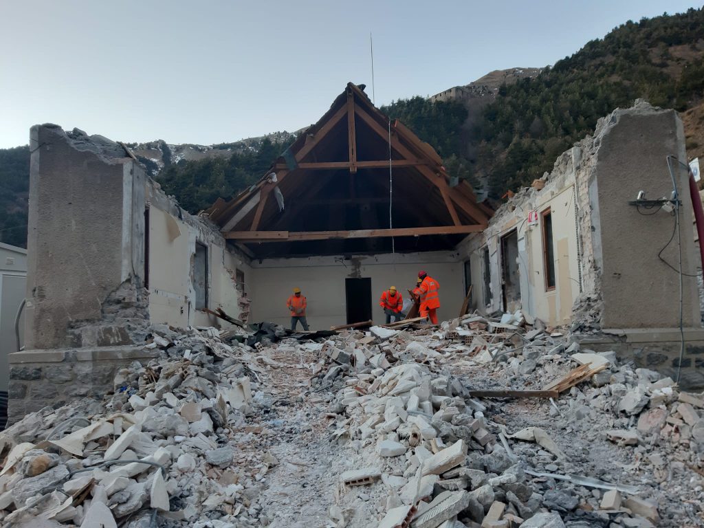 La demolizione della caserma