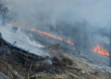 La Guida - Una notte di lavoro che continua per l’incendio a Sanfront