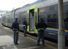 La Guida - In treno con un biglietto di orario differente, insulta e minaccia