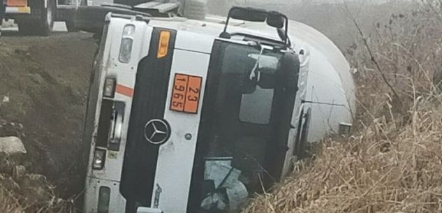 La Guida - Camion trasportante Gpl si rovescia a Cavallermaggiore