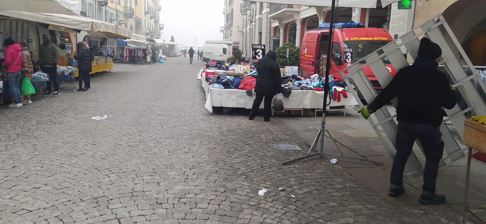 Nebbia e troppo freddo, il mercato di Cuneo finisce prima