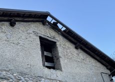 La Guida - Tegole alzate e un albero caduto per le raffiche di vento in Valle Grana