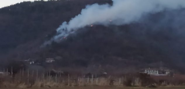 La Guida - Un incendio nei boschi sopra a Bottonasco di Valgrana (video)