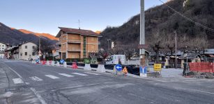 La Guida - Senso unico alternato in centro a Monterosso Grana