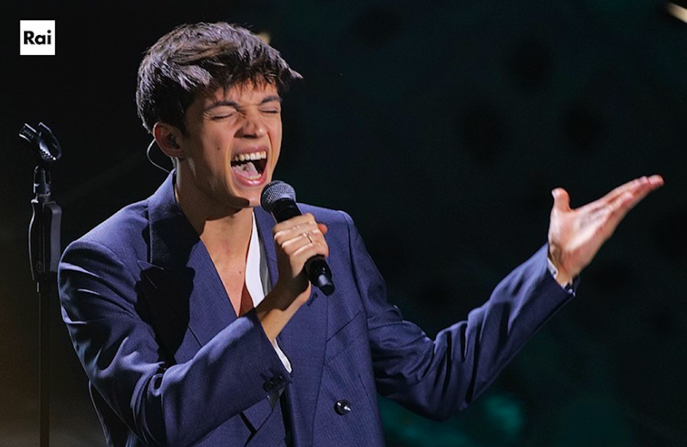Matteo Romano conquista il pubblico di Sanremo con “Virale”