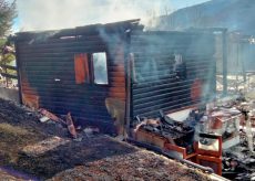 La Guida - Una casa di legno distrutta dalle fiamme a Frassino – (video)