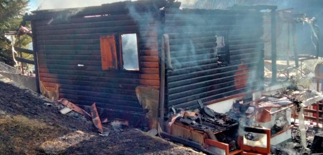 La Guida - Una casa di legno distrutta dalle fiamme a Frassino – (video)