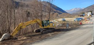 I lavori nel piazzale di Sampeyre, lungo la strada provinciale per il Colle dell’Agnello La Guida - I lavori nel piazzale di Sampeyre, lungo la strada provinciale per il Colle dell’Agnello