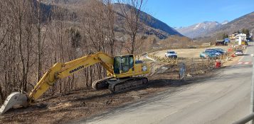 La Guida - I lavori nel piazzale di Sampeyre, lungo la strada provinciale per il Colle dell’Agnello