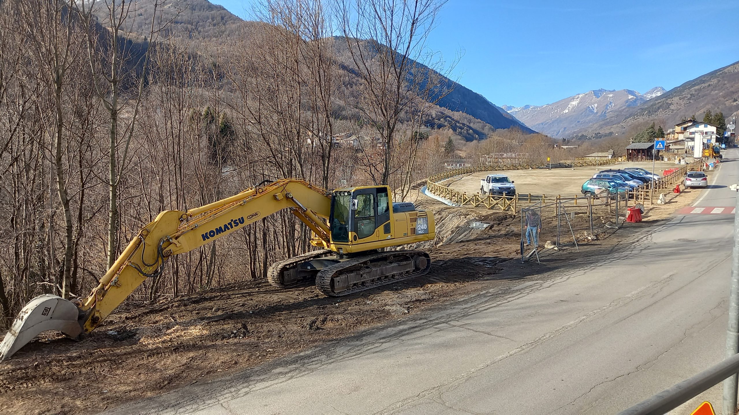 I lavori nel piazzale di Sampeyre, lungo la strada provinciale per il Colle dell’Agnello