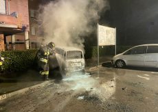 La Guida - Auto distrutta dalle fiamme in piena notte