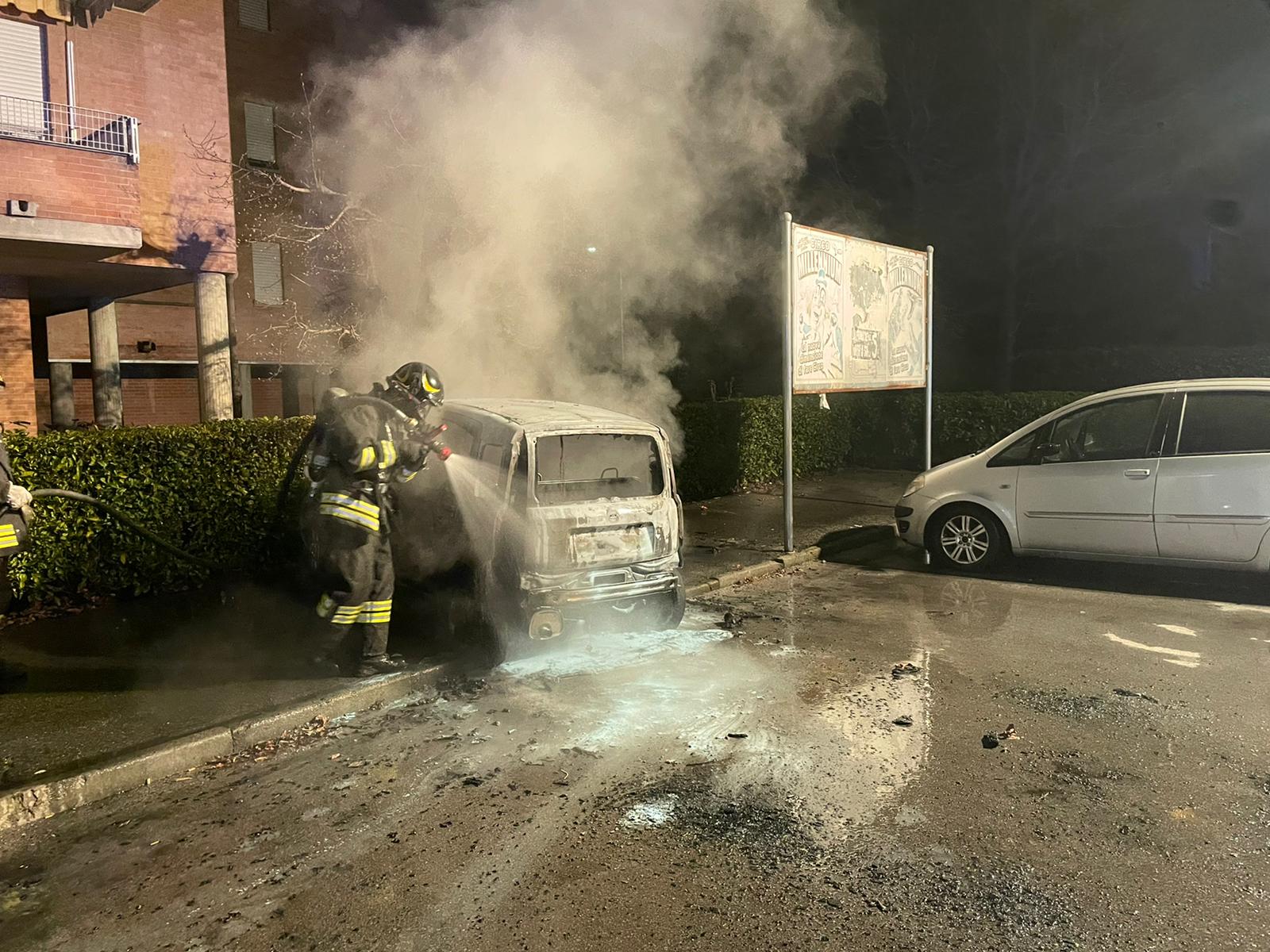 Auto distrutta dalle fiamme in piena notte