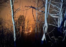 La Guida - Notte di lavoro per spegnere le fiamme sui monti di Sampeyre