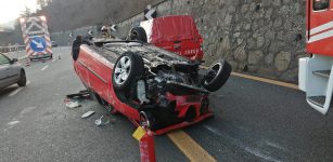 Auto si ribalta sulla Torino-Savona La Guida - Auto si ribalta sulla Torino-Savona