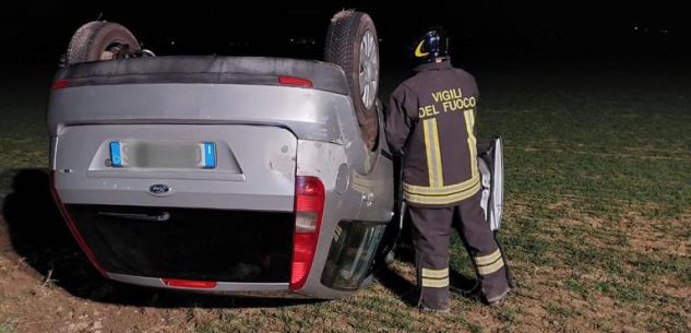 La Guida - Auto si cappotta a Genola, ragazza in codice giallo