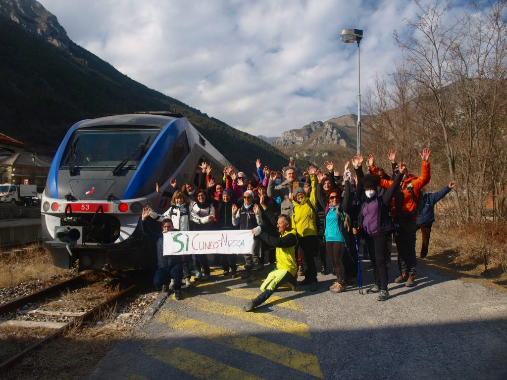 Manifestanti alla stazione di Tenda