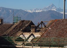 La Guida - Lavori sui tetti del complesso abbaziale di Staffarda