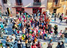 La Guida - Il rogo del Dusu al Carnevale di Caraglio per lasciare il Covid alle spalle – video