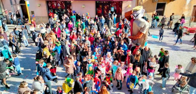 La Guida - Il rogo del Dusu al Carnevale di Caraglio per lasciare il Covid alle spalle – video