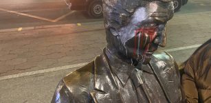 L’Ulisse in bronzo in corso Nizza “ferito” e imbrattato con vernici nella notte La Guida - L’Ulisse in bronzo in corso Nizza “ferito” e imbrattato con vernici nella notte