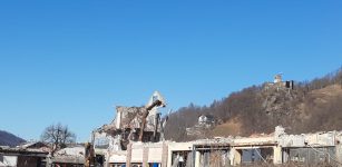 Vernante, continuano i lavori di demolizione dell’ex vetreria (VIDEO) La Guida - Vernante, continuano i lavori di demolizione dell’ex vetreria (VIDEO)