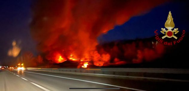 La Guida - Fiamme in un cascinale a Ceva lungo l’autostrada Torino-Savona che rimane chiusa