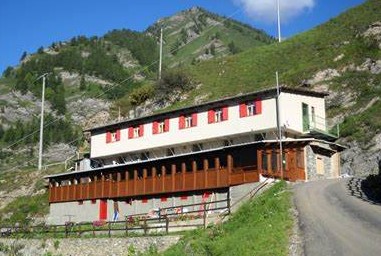 Pontechianale, due nuovi gestori per il Rifugio Cai di borgata Genzana