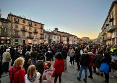 La Guida - In tanti in piazza contro la guerra