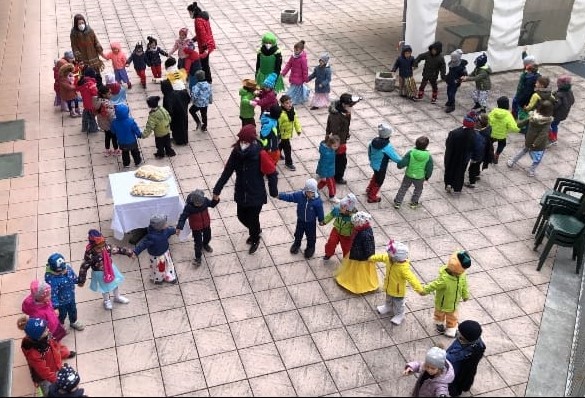 I bambini della materna fra gli anziani della casa di riposo di Piasco