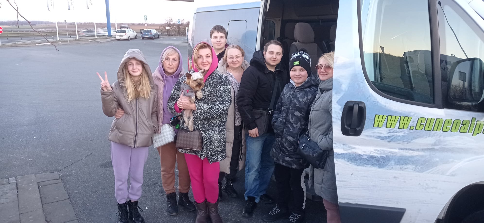 Delegazione umanitaria Conitours con profughi