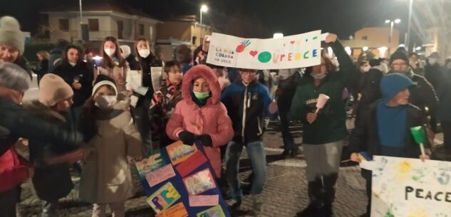 La Guida - Tanta gente per la “Fiaccolata di pace” di ieri sera, lunedì 14 marzo, a Venasca