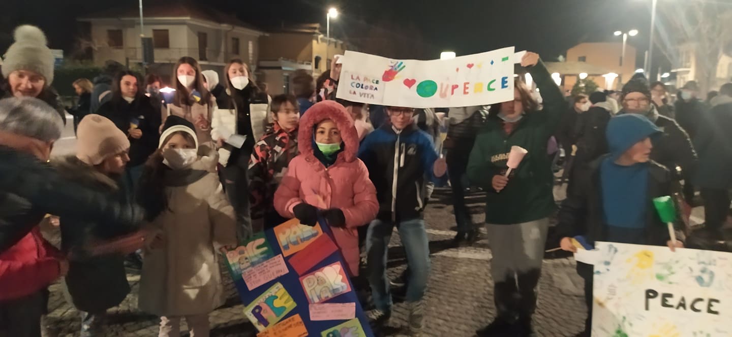Tanta gente per la “Fiaccolata di pace” di ieri sera, lunedì 14 marzo, a Venasca