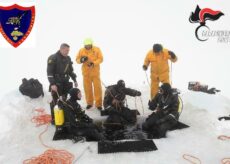 La Guida - Una giovane donna nel Lago della Maddalena, esercitazione dei Carabinieri subacquei