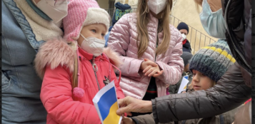 La Guida - Ucraina, Limone abbraccia i bambini in fuga dalla guerra (video)
