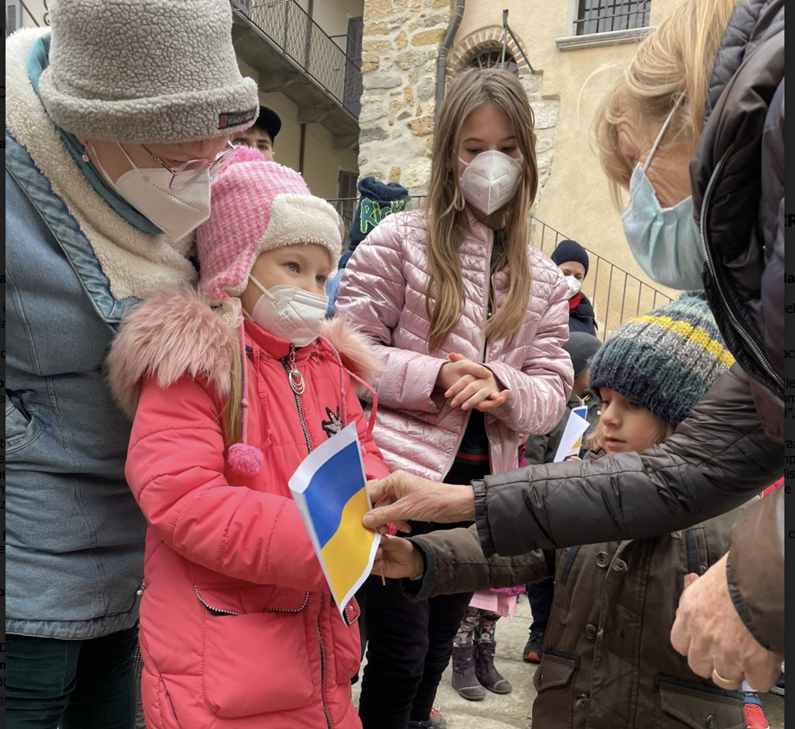 Ucraina, Limone abbraccia i bambini in fuga dalla guerra (video)