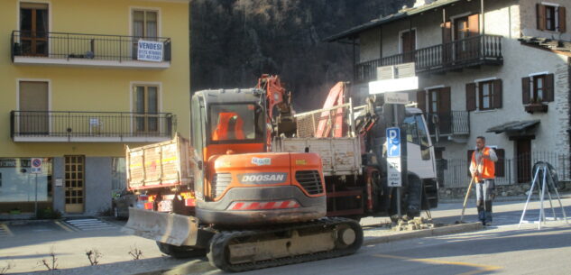 La Guida - Lavori in corso a Frassino nella centrale piazza Marconi