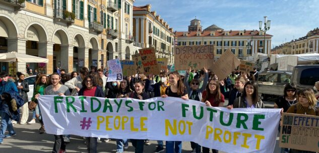 La Guida - I giovani cuneesi in marcia per il clima (video)